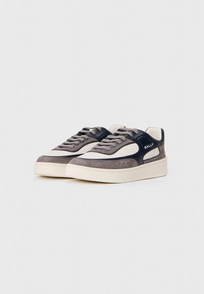 Adidașii BALLY cu un superior din suede gri și piele bleumarin, accente crem, șireturi plate și o talpă groasă din cauciuc crem.