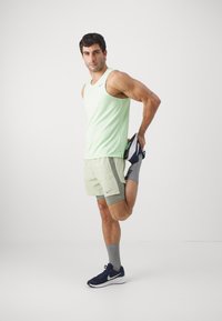 Nike Performance MILER TANK - Topper - vapor green/silver