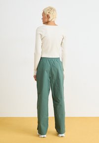 Nike Sportswear TROUSER  - Tygbyxor - vintage green/light army