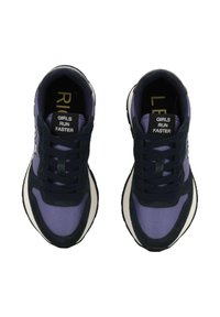 Scarpe sportive viola e blu navy con tomaia in rete, design stringato e suola bianca a contrasto. Presenta l'etichetta "LE RAGAZZE CORRONO PIÙ VELOCE" sul tallone.