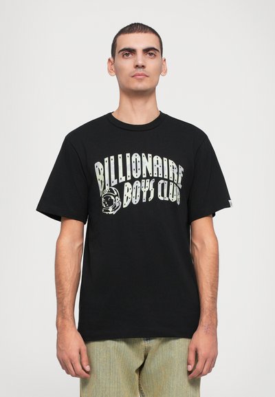 T-shirt noir à manches courtes avec un graphisme "Billionaire Boys Club" en impression argentée et blanche, col rond et coupe décontractée.