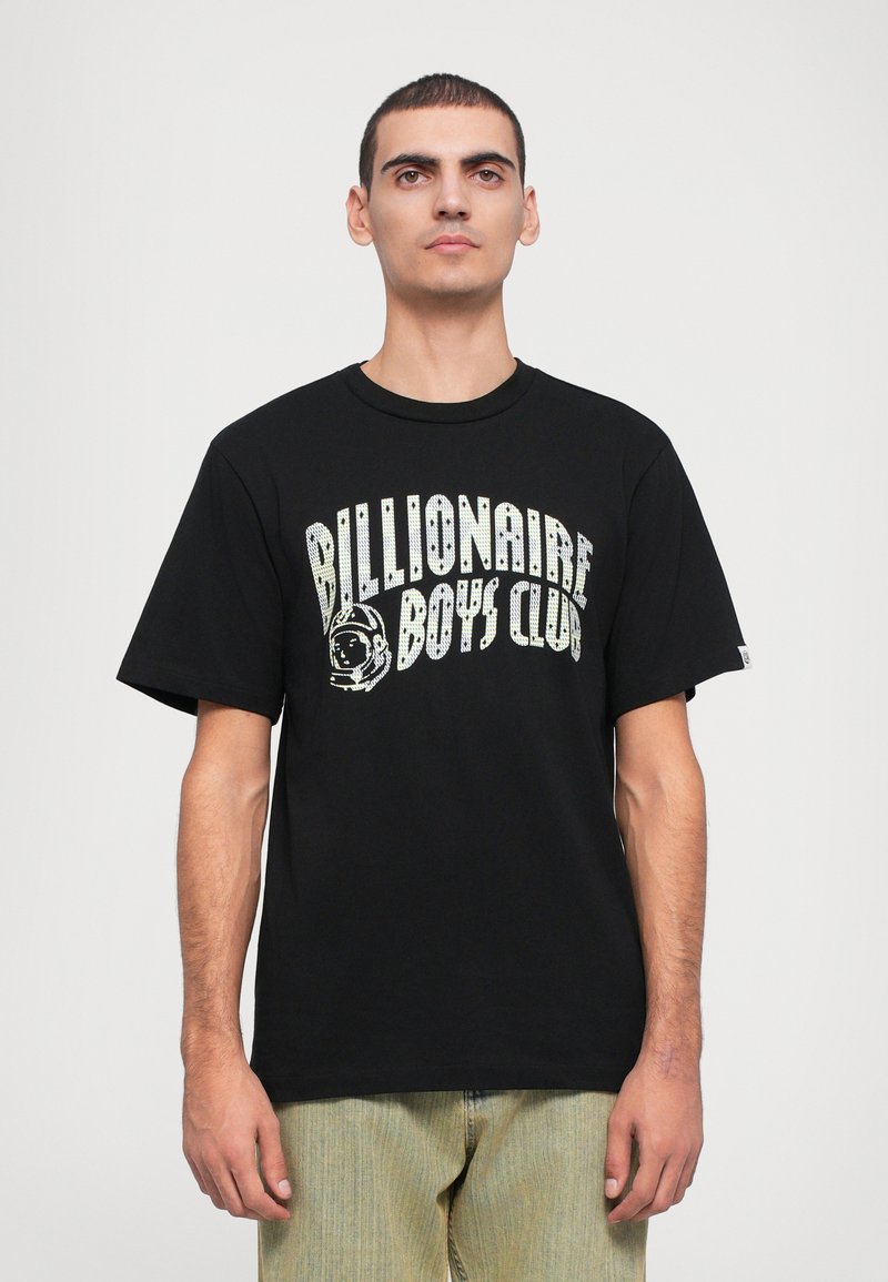 Schwarzes T-Shirt mit kurzen Ärmeln, das mit einem "Billionaire Boys Club"-Grafikdruck in Silber und Weiß versehen ist, mit einem Rundhalsausschnitt und lockerer Passform.