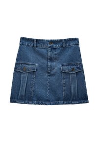 Jupe mini en denim bleu foncé avec poches avant, fermeture par bouton, et une légère forme évasée. Présente des accents de couture le long des coutures.