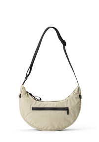 Beige Nylon Schultertasche mit geschwungener Form, verstellbarem schwarzen Schulterriemen und einer vorderen Reißverschlusstasche. Glatte Textur und minimalistisches Design.