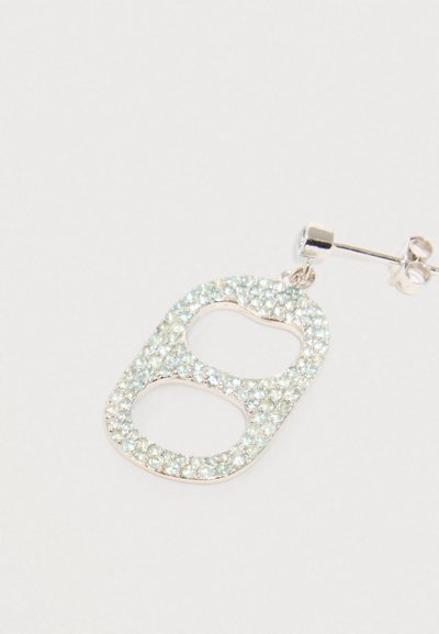 Srebrny kolczyk wkrętka w kształcie otwieracza do puszek, ozdobiony małymi, przezroczystymi kryształkami, na białym tle.