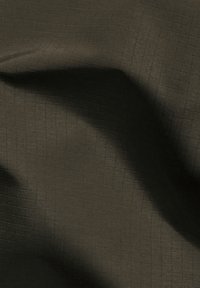 Tissu texturé en vert olive foncé, présentant un motif à carreaux subtil. Texture lisse avec un léger éclat, créant profondeur et intérêt visuel.