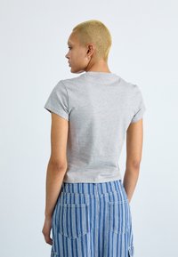 adidas Originals ESS SLIM - Pamata T-krekls - medium grey heather