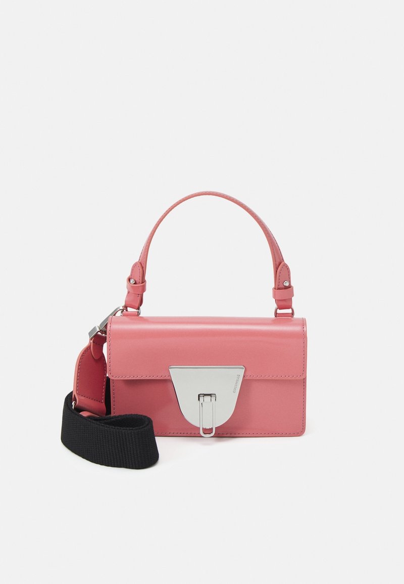 Sac à main rectangulaire en cuir rose avec poignée supérieure, fermoir avant triangulaire en argent, et bandoulière large en tissu noir amovible.