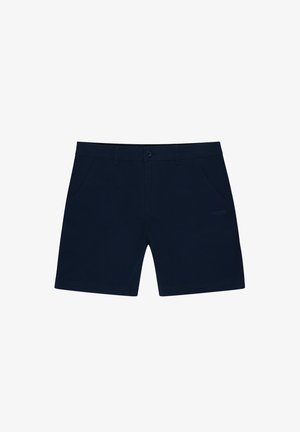 Granatowe szorty wykonane z lekkiego materiału, z dwoma bocznymi kieszeniami, z zapięciem na guzik oraz subtelnym logo marki z przodu.