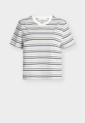 Hvid T-shirt med korte ærmer med vandrette striber i beige, lyseblå, marineblå og sort. Rund halsudskæring med en flad ribbet kant.