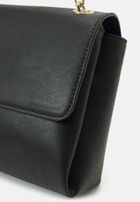 Calvin Klein RE LOCK  CROSSBODY - Taška cez plece - black