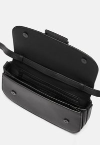 Borsa in pelle nera con design piatto, chiusa da bottoni a pressione. L'interno include una tasca con zip e foderatura liscia. Presenta una tracolla.