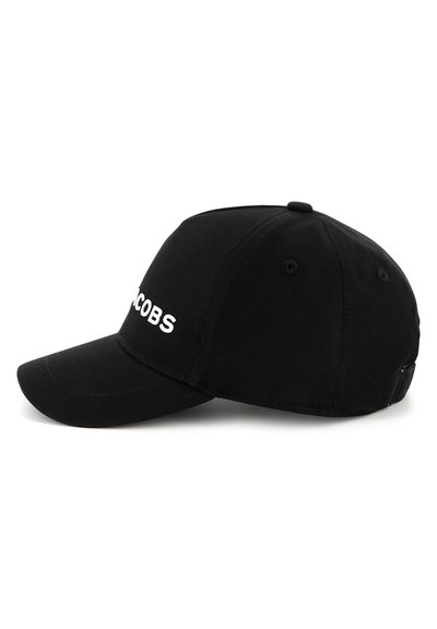 Zwarte stoffen cap met een gebogen klep en een verstelbare band. Versierd met witte tekst aan de voorkant. Klassiek zes-panelen ontwerp.
