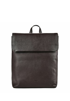 Mochila de cuero marrón oscuro con cierre de solapa y pequeña asa superior, mostrada desde el frente sobre un fondo blanco.