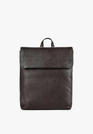 Dunkelbrauner Leder-Rucksack mit Klappenverschluss und kleinem oberen Griff, von vorne auf weißem Hintergrund gezeigt.