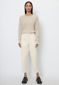 Marc O'Polo MODERN STYLE TAPERED LEG HIGH RISE WELT POCKET - Chino - chalky sand