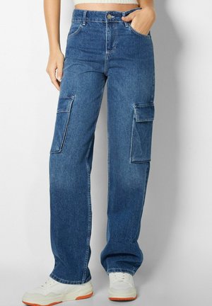 Pantalons cargo en denim bleu avec une coupe décontractée, dotés de grandes poches latérales, de passants de ceinture et d'une fermeture à bouton classique. Tissu texturé.