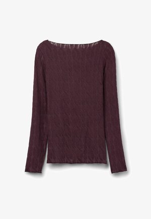 Bordowy sweter z długim rękawem, ze strukturalnym wzorem w romby i szerokim dekoltem, wykonany z miękkiego materiału. Gładki kolor, luźny krój, bez widocznych zapięć.