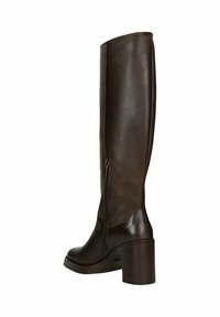 Bottes en cuir marron jusqu'aux genoux avec une fermeture éclair sur le côté, bout rond, talon épais et texture lisse, présentant un design élégant et épuré.