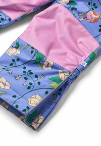 Multikleurige buitenkleding met een bloemenpatroon in roze en groen op een lavendelkleurige achtergrond, met gladde stof en een roze paneel en ritssluiting.