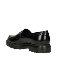 Scarpa slip-on in pelle nera con tacco basso, caratterizzata da una finitura lucida e dettagli di cucitura minimi. In esposizione con una vista laterale.