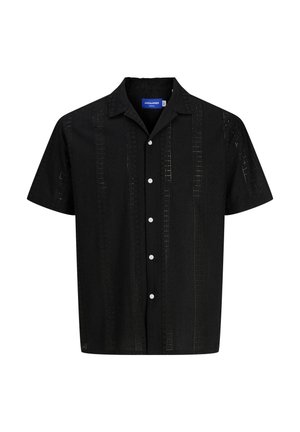 Černá košile s krátkým rukávem s vertikálními výřezy, předním zapínáním na knoflíky, klasickým límečkem a strukturovaným vzorem látky.