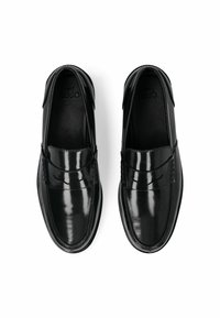Zwarte leren loafers met een glanzende afwerking, voorzien van opvallende gestikte details en een gevoerde inlegzool voor comfort.