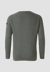 Ciemnozielony prążkowany sweter z okrągłym dekoltem i długimi rękawami. Charakteryzuje się gładką fakturą i subtelnym detalem z logo na lewym rękawie.