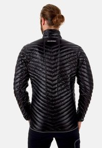 Černá izolovaná bunda s texturovaným, prošívaným designem. Vysoký límec, přiléhavý střih a logo na zádech. Lehký a elegantní vzhled.