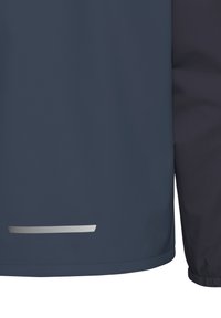 Veste imperméable bleu marine à texture lisse, avec une bande réfléchissante grise à l'ourlet et des manches contrastées foncées.