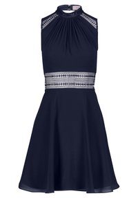 Marinblå ärmlös klänning med hög hals, plisséerad bodice, mönstrad midjedetalj och utsvängd kjol. Tyget har en mjuk, slät textur.