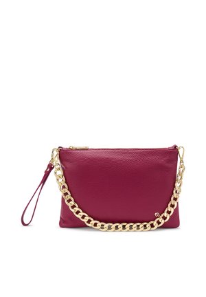 Pochette en cuir violet avec une surface texturée, dotée d'une chaîne dorée et d'un bracelet. Fermeture éclair en haut.