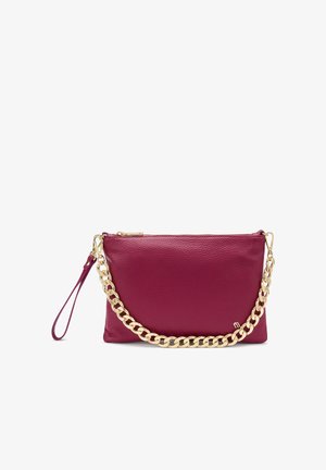 Pochette en cuir violet avec une surface texturée, dotée d'une chaîne dorée et d'un bracelet. Fermeture éclair en haut.