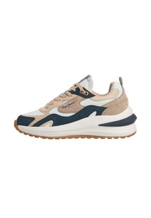 Baskets Pepe Jeans beige, blanches et bleu marine avec lacets sur le devant, semelle blanche épaisse et semelle extérieure brune texturée.