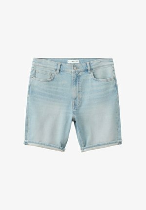 Jasnoniebieskie szorty jeansowe z podwiniętymi nogawkami, z przodu zapinane na guziki i zamek, z szlufkami na pasek oraz pięcioma kieszeniami, rozłożone płasko na białym tle.