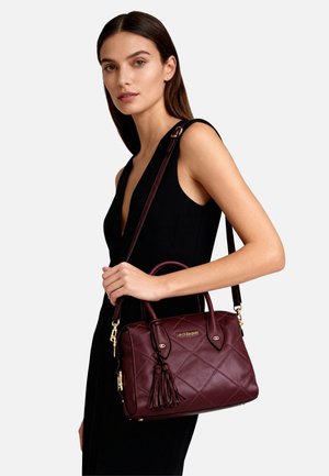 Borsa a mano in pelle bordeaux con design trapuntato, doppi manici e dettagli in metallo dorato. Include una tracolla removibile e un dettaglio con nappina.