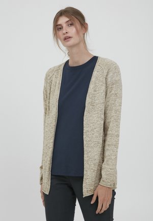 Beige cardigan met een structuurgebreide stof, open voorkant en lange mouwen over een marineblauwe ronde hals t-shirt. Eenvoudig, neutraal ontwerp met een relaxte pasvorm.