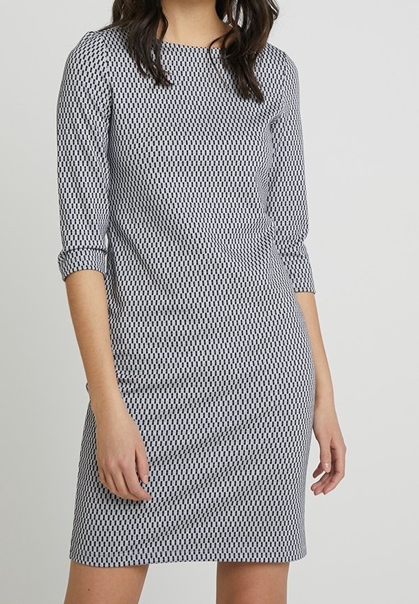 Šedobílý vzorovaný šat s tříčtvrtečními rukávy, rovný střih a kulatým výstřihem. Obsahuje texturovanou látku.