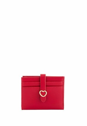 Červená kožená peněženka se zlatým srdcovým zapínáním a několika přihrádkami na karty na přední straně, zobrazena na bílém pozadí.
