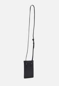 Bolso cruzado negro con correa larga y ajustable. Hecho de material duradero, cuenta con un cierre de cremallera y dos acentos frontales cerca de la parte superior.