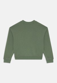 Sweatshirt court vert avec un col rond, des manches longues et des poignets en côtes. Texture douce avec des détails de couture visibles.
