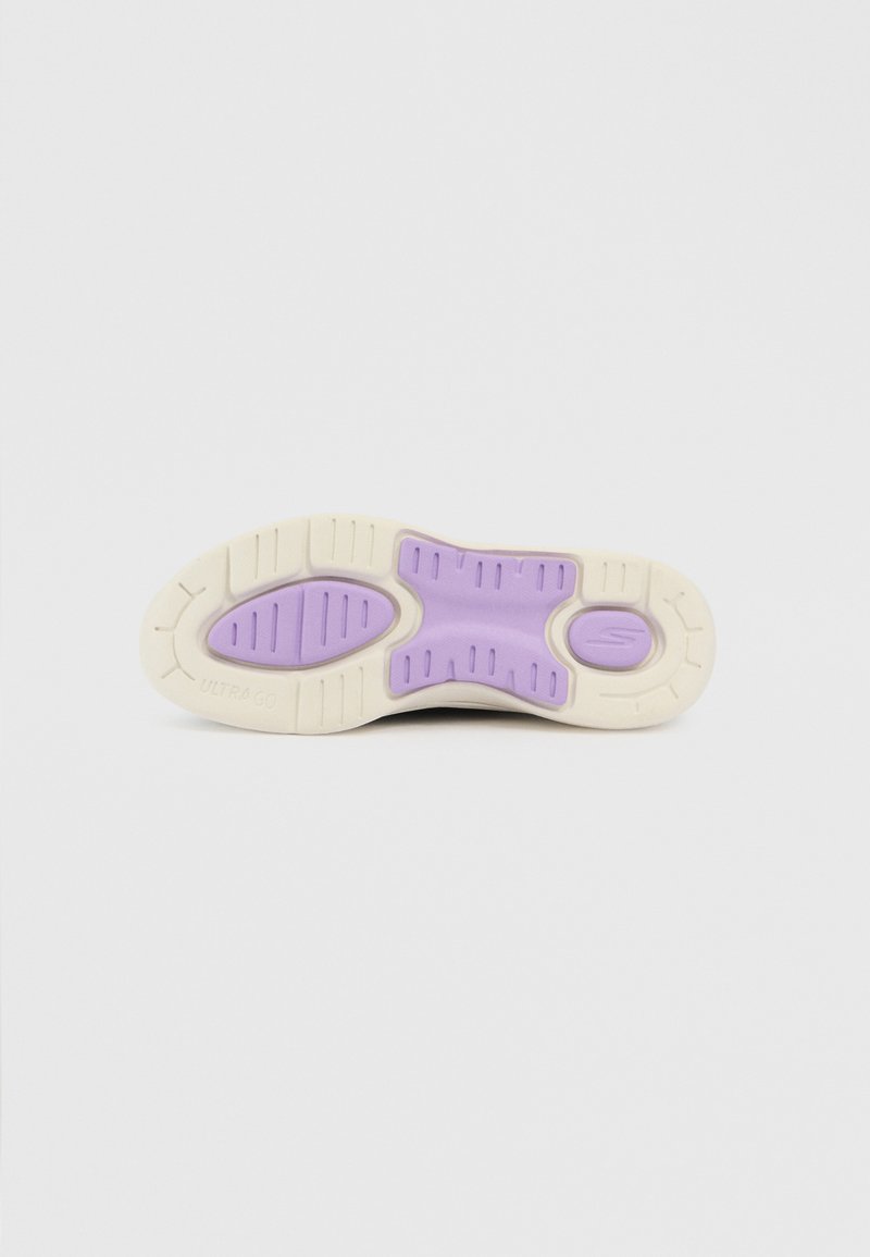 Schoenzool met een crème basis en paarse accenten, gestructureerde loopvlakken voor grip en 'ULTRA GO' branding aan de zijkant.