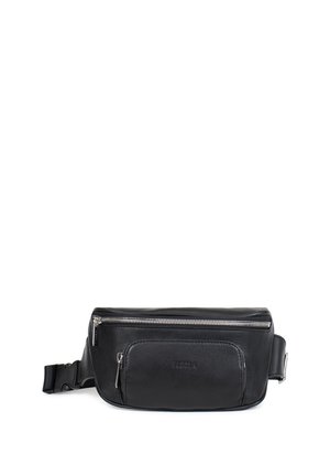Sac banane en cuir noir avec deux compartiments zippés et une sangle réglable avec boucle latérale.