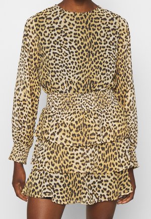 Robe imprimée léopard avec des manches longues, taille froncée et volants en couches. Fabriquée en tissu léger dans des couleurs beige, noir et crème.