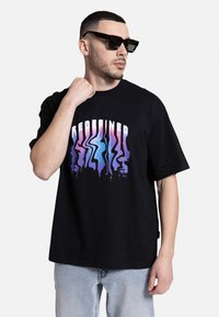 Redefined Rebel ROBERTO TEE GOTS - Triko s potiskem - black