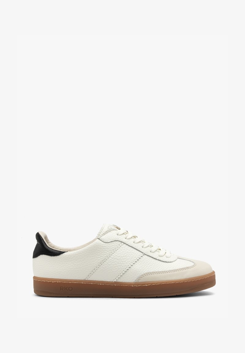 Fehér bőr sneaker, texturált felülettel, fekete sarkú kiegészítővel és gumitalppal. Hagyományos fűzős dizájn és eltérő színű oldalsávok jellemzik.