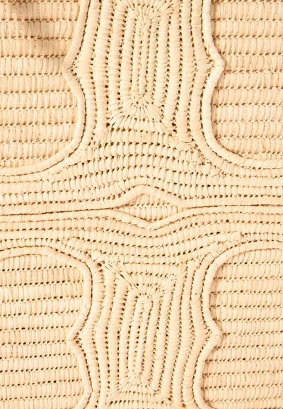 Texture de paille tissée beige avec des motifs symétriques en relief formant des formes courbes et angulaires dans un motif répétitif.