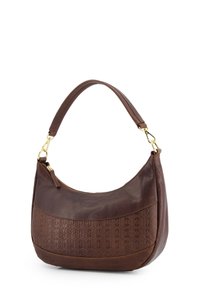 Braune Leder-Schultertasche mit einem strukturierten unteren Bereich, einem glatten oberen Bereich und goldenen Hardware für die Gurtbefestigung.