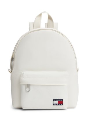 Zaino bianco Tommy Jeans con tasca frontale con cerniera e maniglia superiore, mostrato su sfondo bianco.