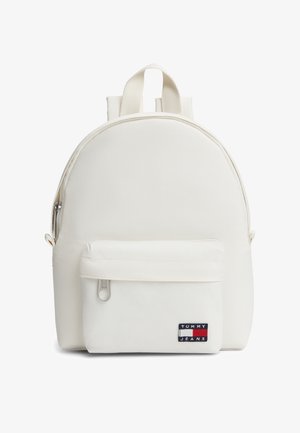 Biały plecak Tommy Jeans z przednią kieszenią na suwak i górnym uchwytem, przedstawiony na białym tle.
